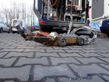 velká robotická fréza na kanalizace