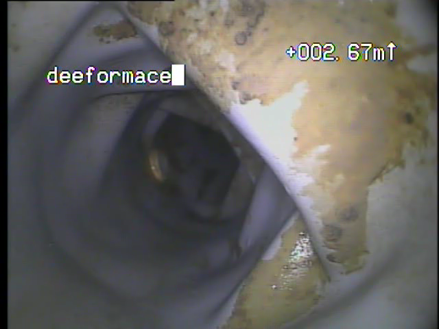 zdeformované plastové potrubí