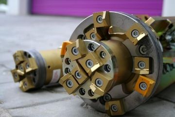 Trysky na tlakovou vodu pro frézování překážek v kanalizaci