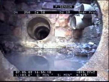 zvětralá revizní šachta