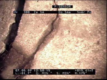 popraskané potrubí