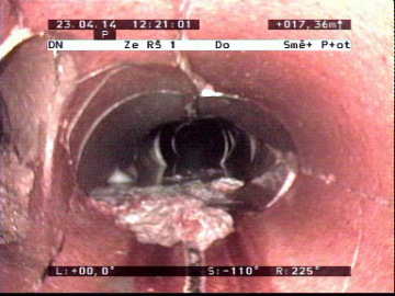 rozpadlá kanalizace