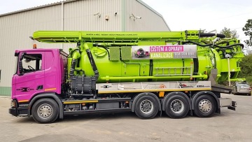 boční pohled na recyklační vůz pro čištění kanalizací