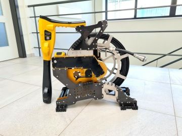 Trasovací zařízení a tlačná kamera na revize kanalizace