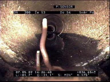 vyčnívající překážka v kanalizaci