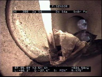 vyčnívající překážka v kanalizaci