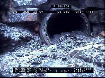 zvětralá revizní šachta